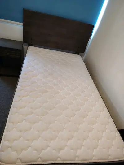 Cama individual con colchón y velador de madera - miniatura 2