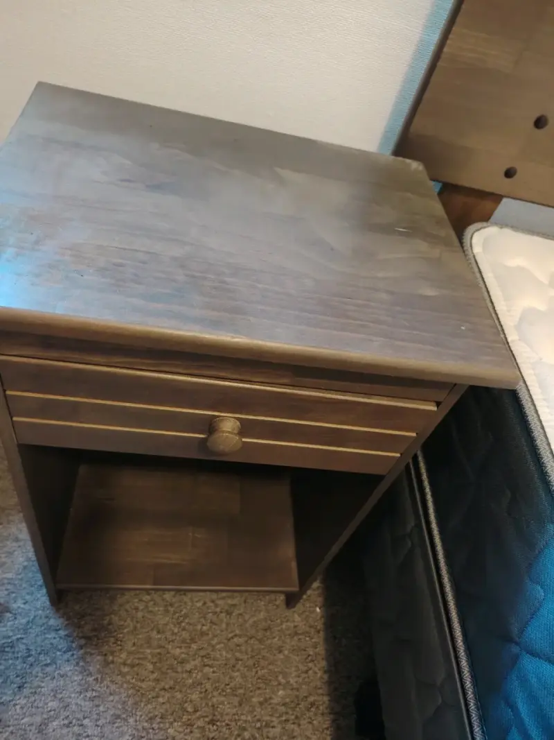 Cama individual con colchón y velador de madera - 3