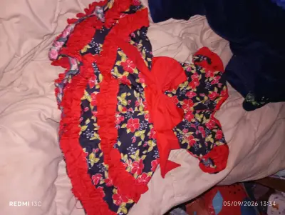 Vestido infantil rojo con flores - miniatura 2