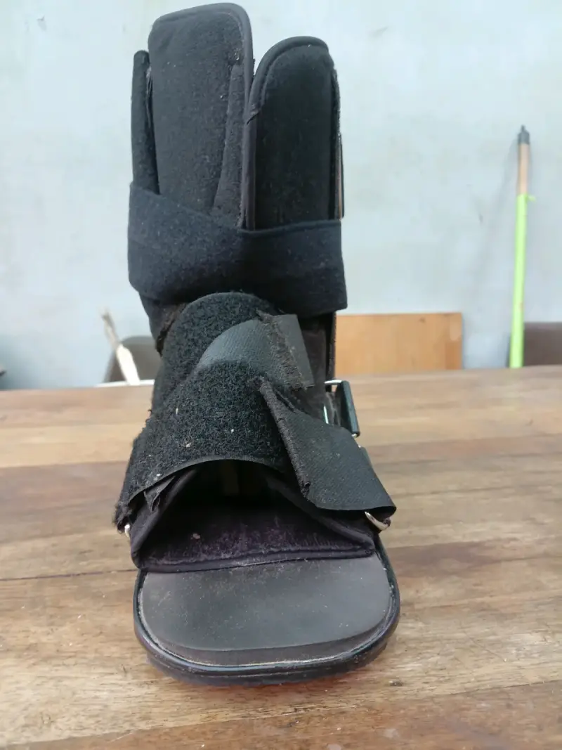 Bota ortopédica negra con velcro - 1