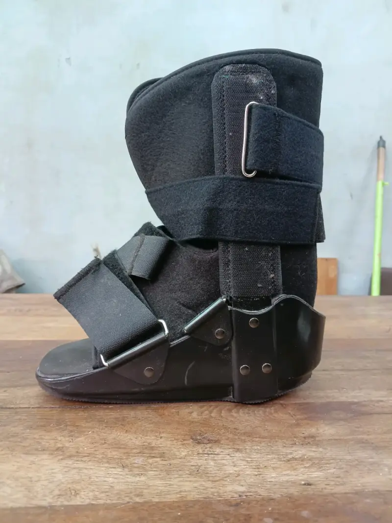 Bota ortopédica negra con velcro - 2