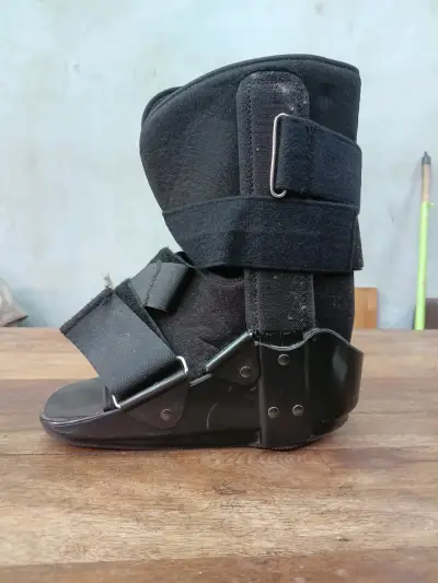 Bota ortopédica negra con velcro - miniatura 2