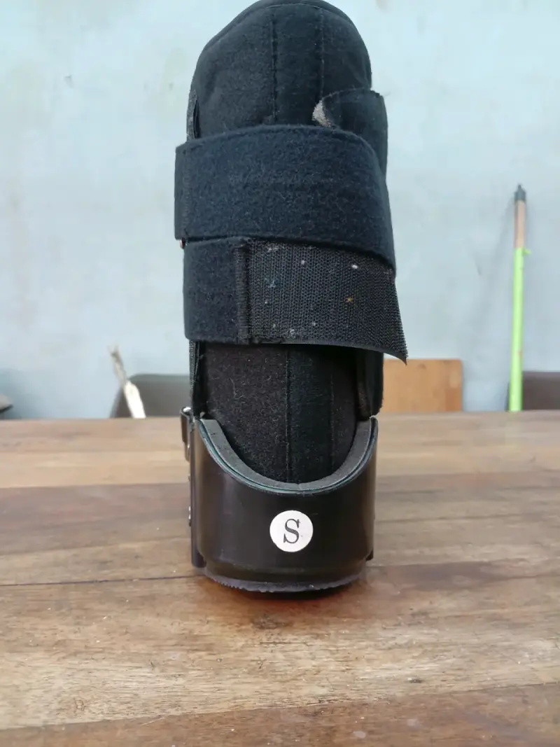 Bota ortopédica negra con velcro - 3