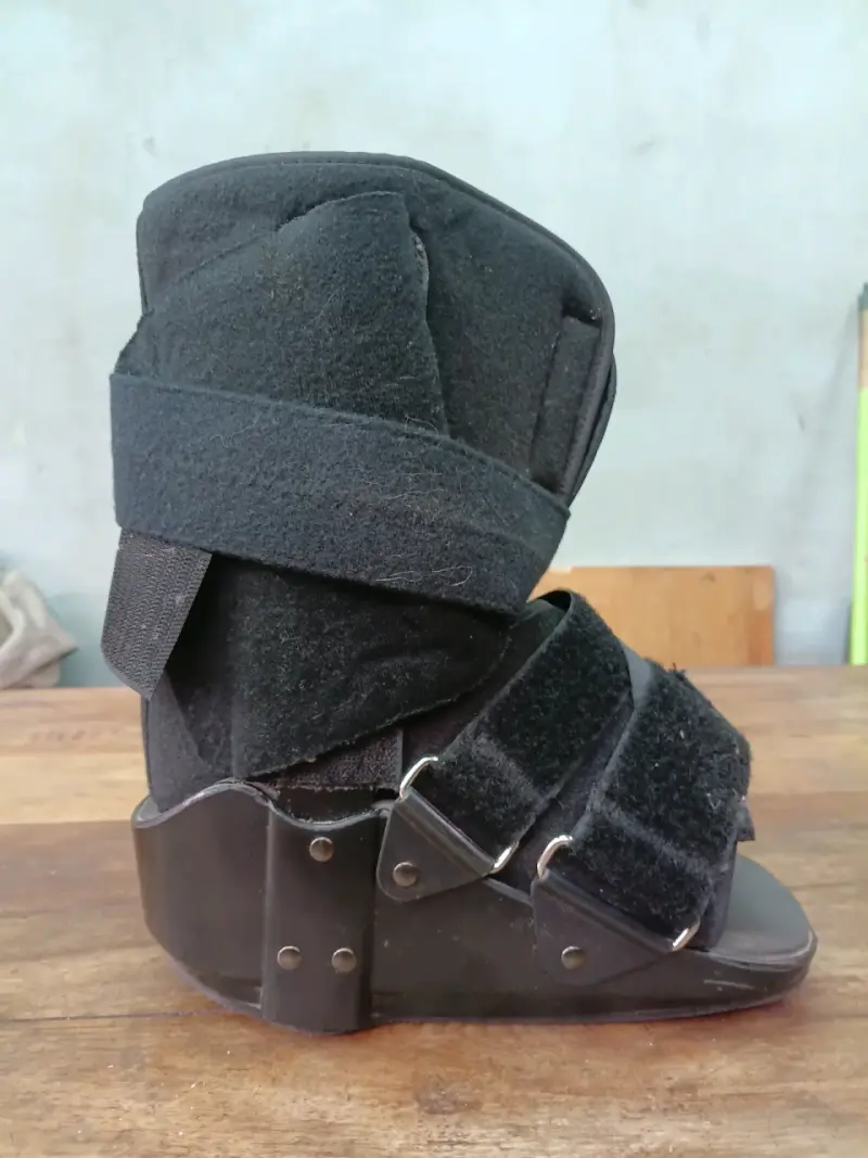 Bota ortopédica negra con velcro - 4