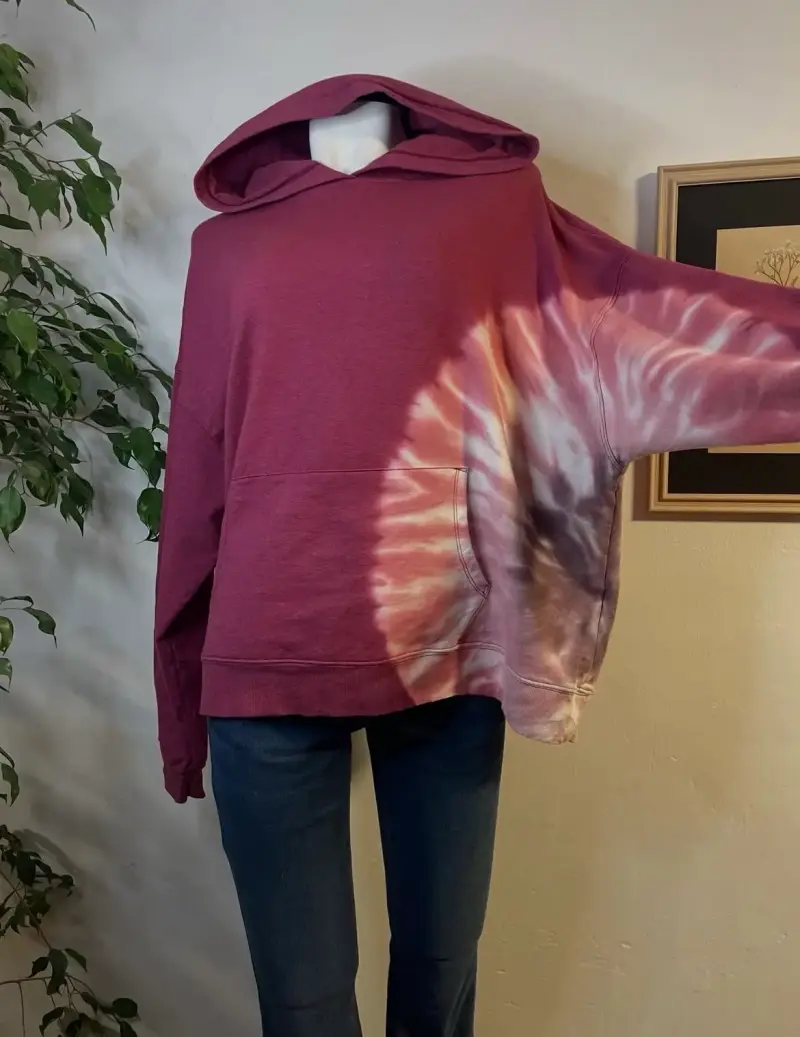 Polerón con capucha tie-dye burdeos - 1