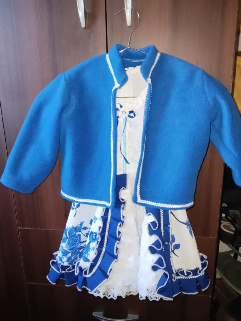 Vestido de niña con diseño floral y chaqueta azul - 1