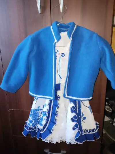 Vestido de niña con diseño floral y chaqueta azul - miniatura 1
