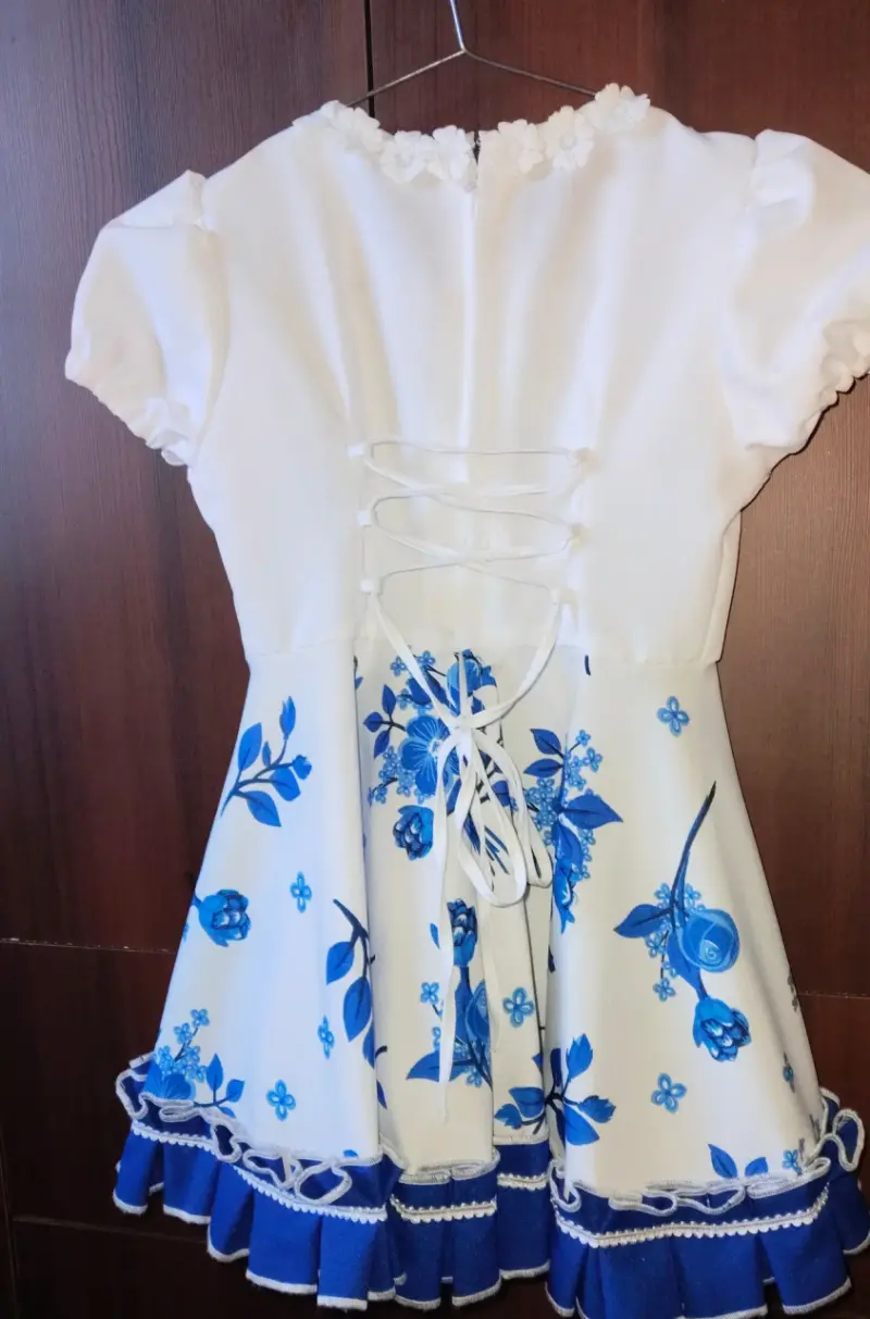 Vestido de niña con diseño floral y chaqueta azul - 2