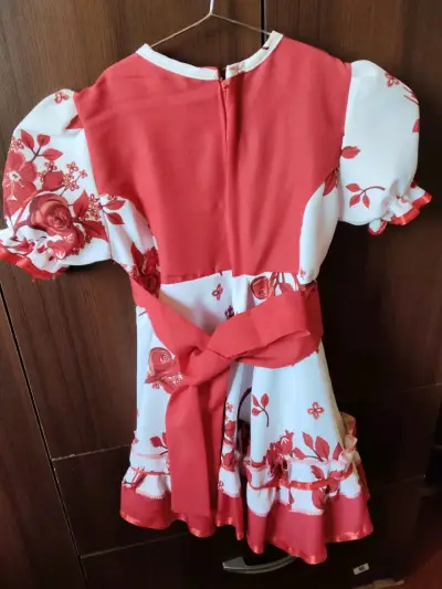 Vestido de niña con diseño floral y chaqueta azul - miniatura 6