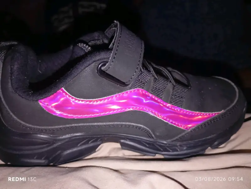 Zapatillas deportivas negras con detalle rosa - 1