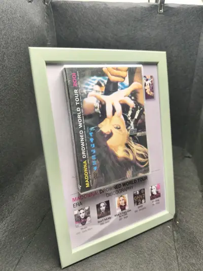 Cuadro con CD Madonna Drowned World Tour 2001 - miniatura 2