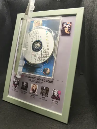 Cuadro con CD Madonna Drowned World Tour 2001 - miniatura 6
