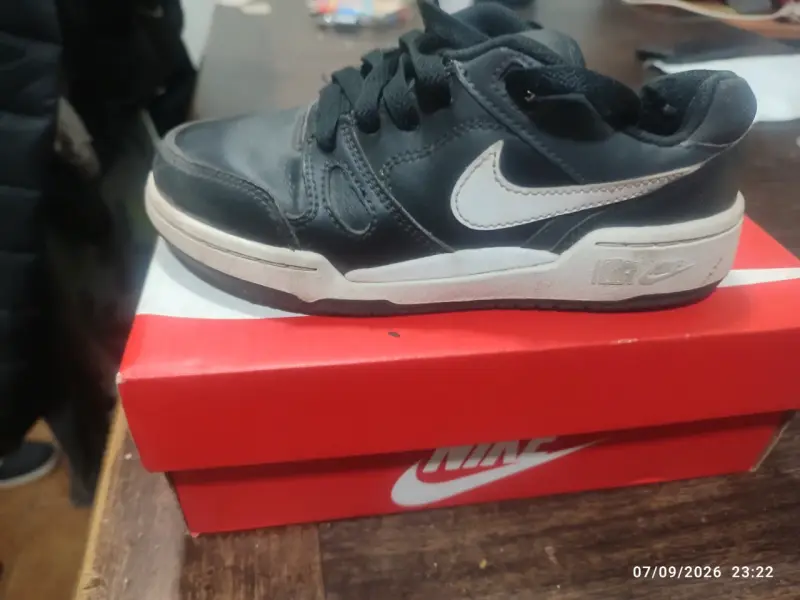 Zapatillas deportivas Nike negras y blancas - 1