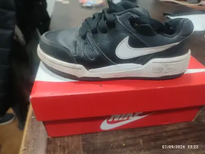 Zapatillas deportivas Nike negras y blancas - miniatura 1