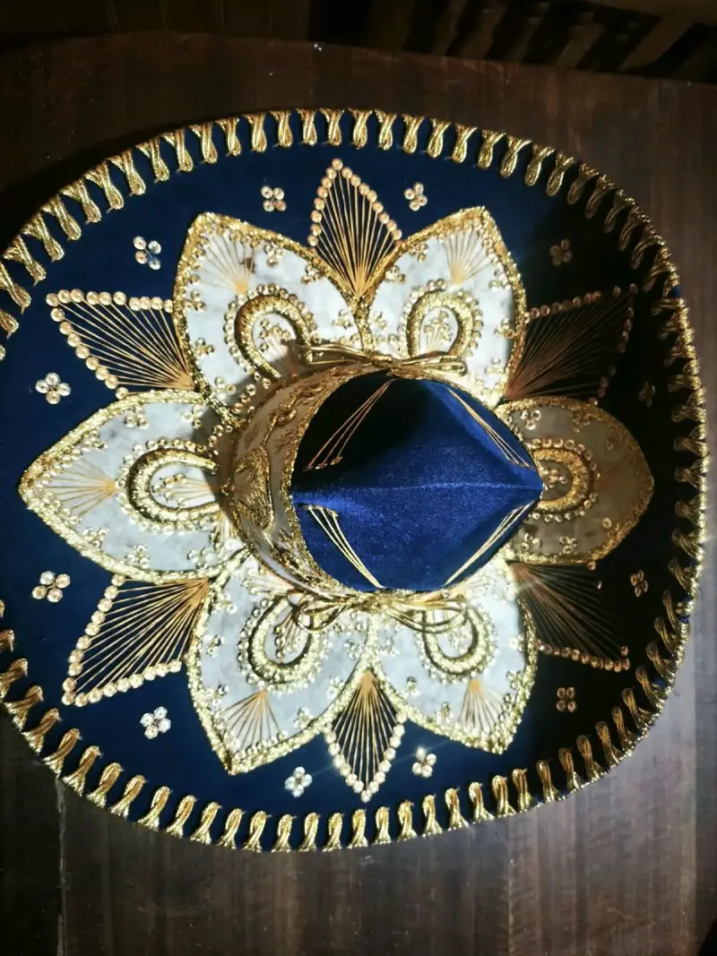 Sombrero charro mexicano azul con bordados dorados - 1