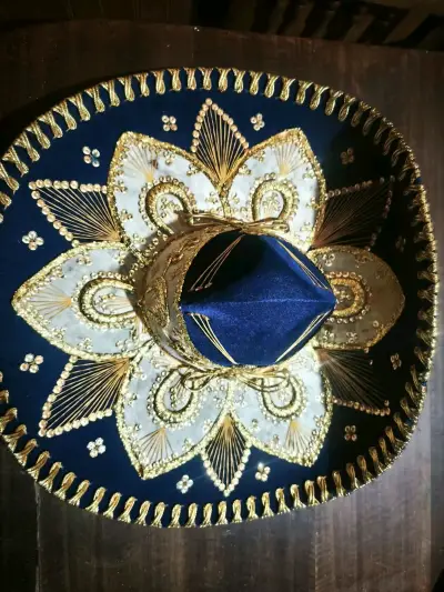 Sombrero charro mexicano azul con bordados dorados - miniatura 1