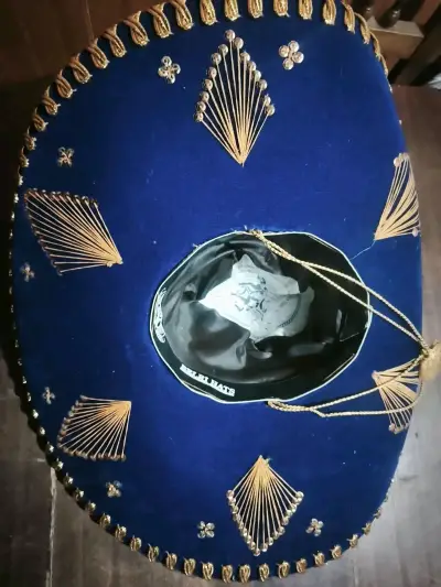 Sombrero charro mexicano azul con bordados dorados - miniatura 3