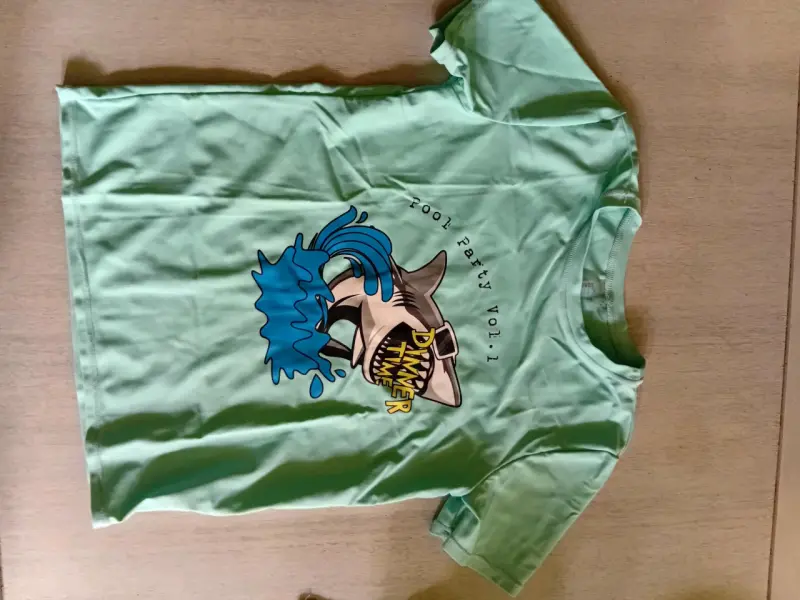 Polera verde con diseño de tiburón