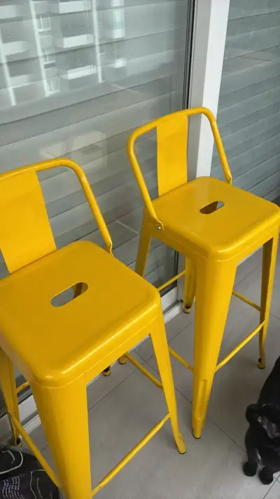 Sillas altas de metal amarillas para bar - miniatura 1