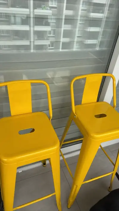 Sillas altas de metal amarillas para bar - miniatura 2