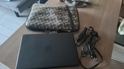 Notebook HP con cargador y funda - miniatura 1