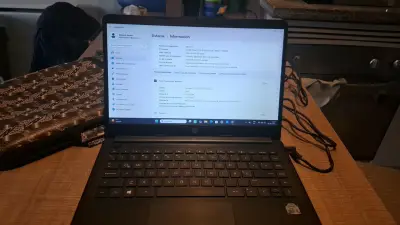 Notebook HP con cargador y funda - miniatura 2