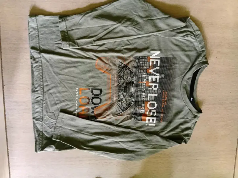 Polera manga larga verde con diseño gamer