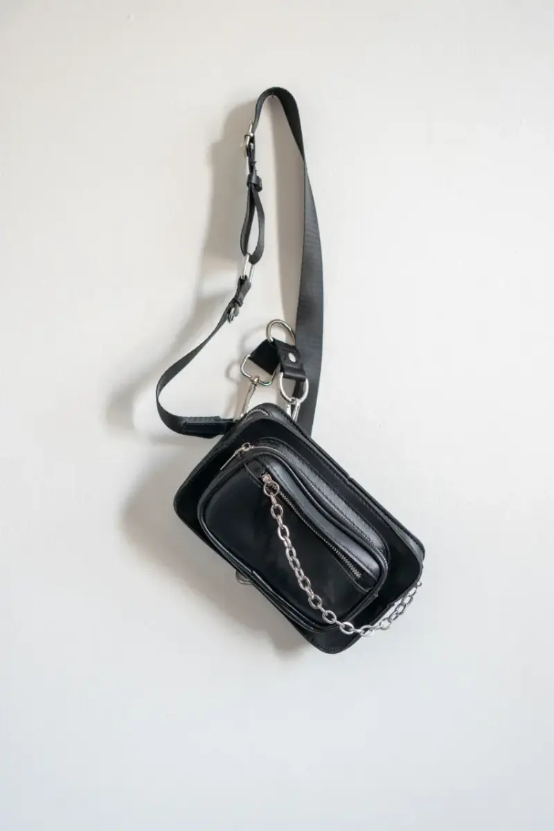 Bandolera negra con cadena