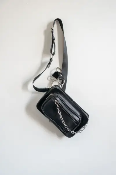 Bandolera negra con cadena - miniatura 1