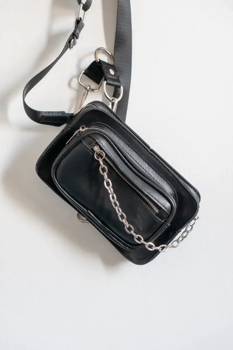 Bandolera negra con cadena - 2