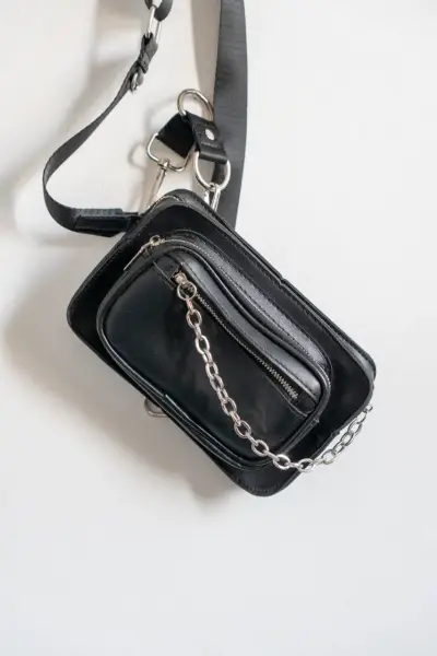 Bandolera negra con cadena - miniatura 2