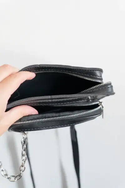 Bandolera negra con cadena - miniatura 3