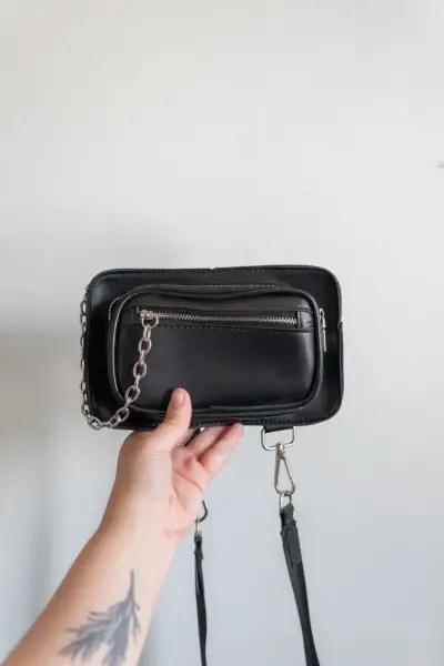 Bandolera negra con cadena - miniatura 5