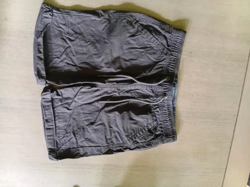 Shorts deportivos grises para hombre
