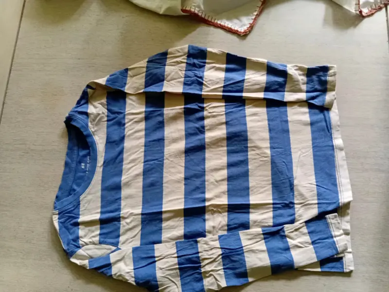 Polera de rayas azul y blanco para hombre