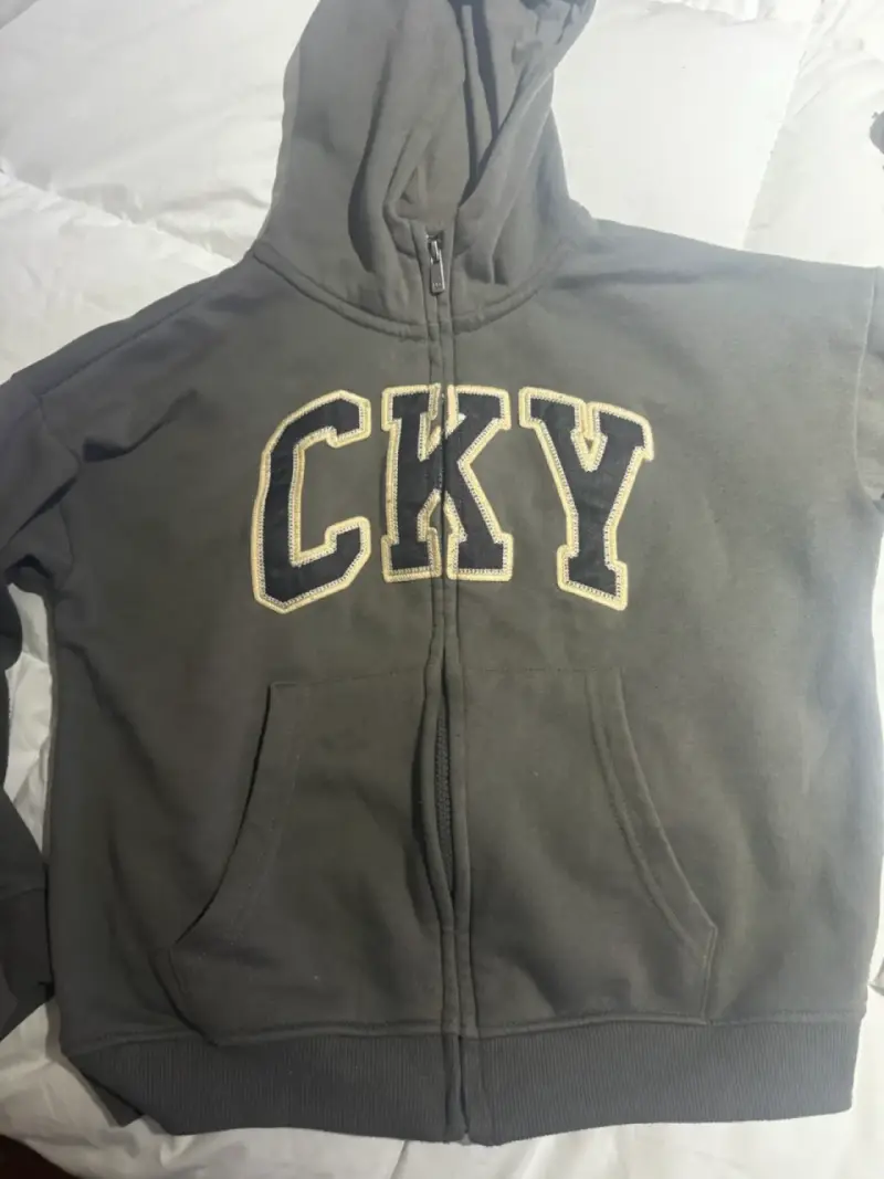 Polerón con capucha CKY gris oscuro