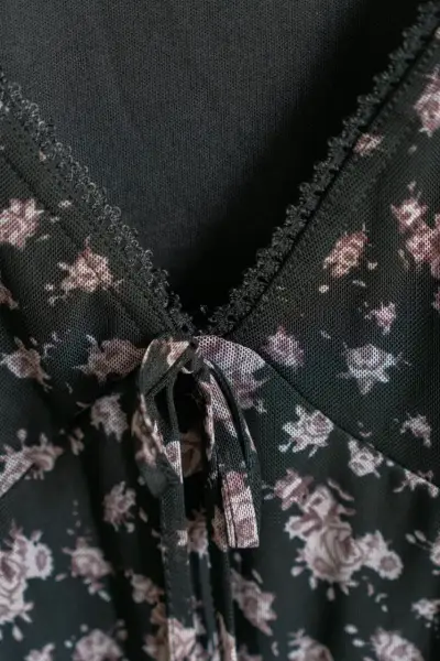 Vestido floral negro con encaje - miniatura 3