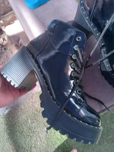 Botines de charol negro con plataforma alta - miniatura 1