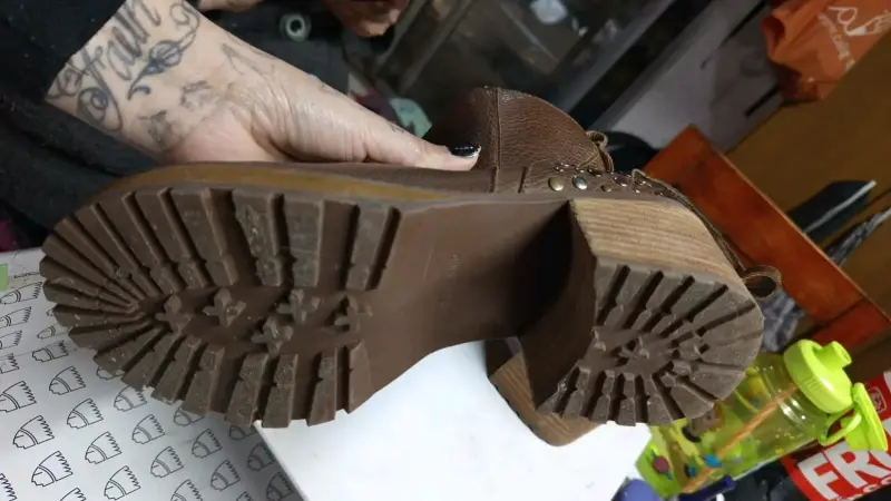 Botines de cuero con tacón  tachas Americanino - 3