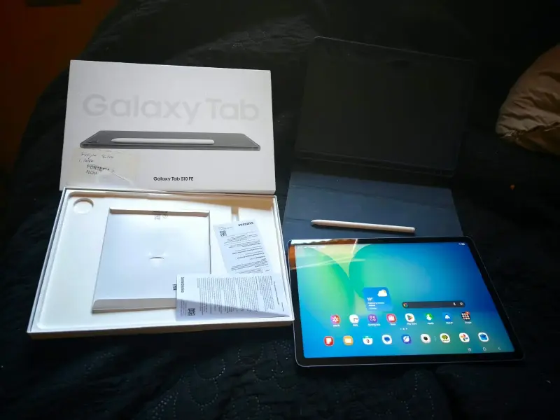Samsung Galaxy Tab S10 FE con lápiz y funda - 1