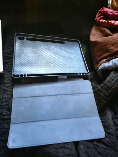 Samsung Galaxy Tab S10 FE con lápiz y funda - miniatura 2