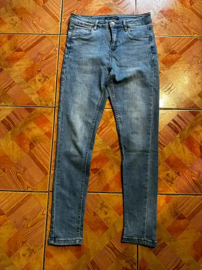 Jeans de mezclilla azul y gris para mujer - miniatura 1