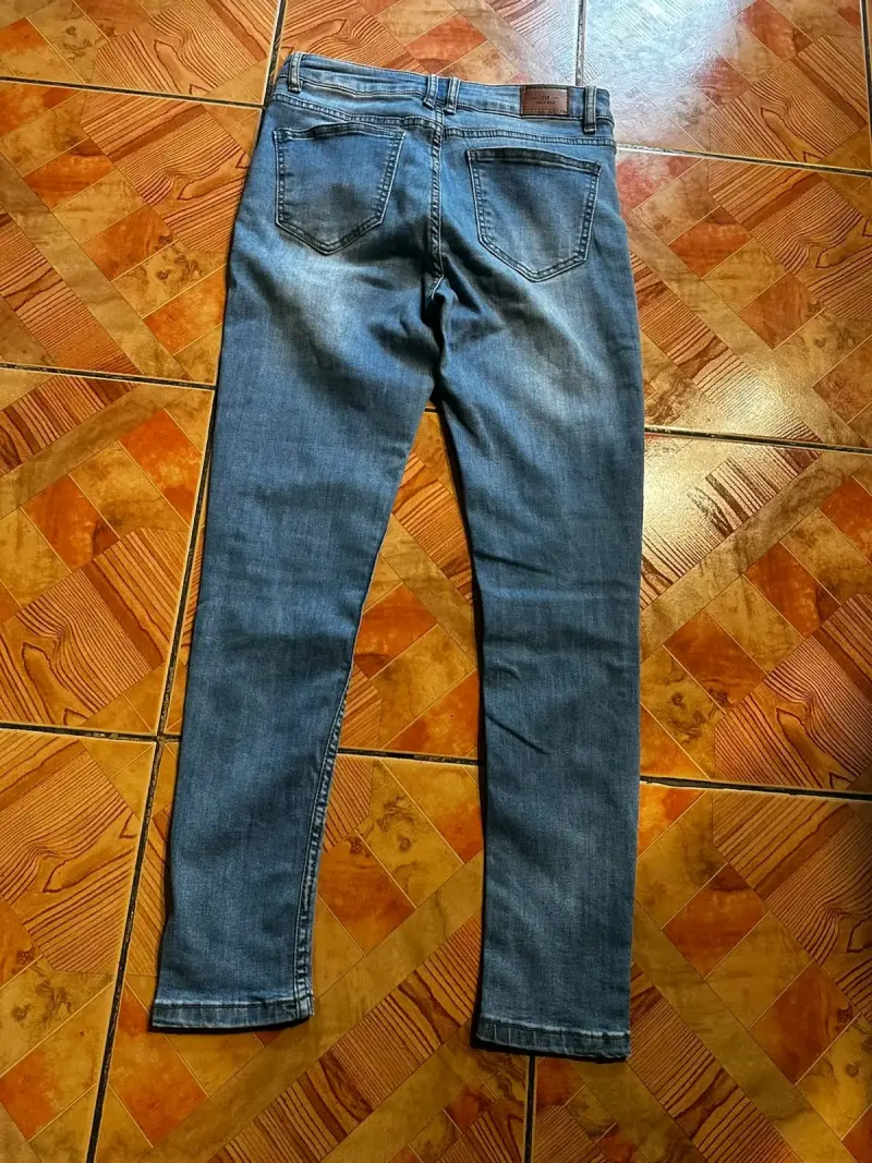 Jeans de mezclilla azul y gris para mujer - 2
