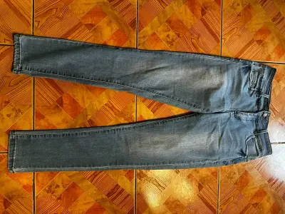 Jeans de mezclilla azul y gris para mujer - miniatura 5