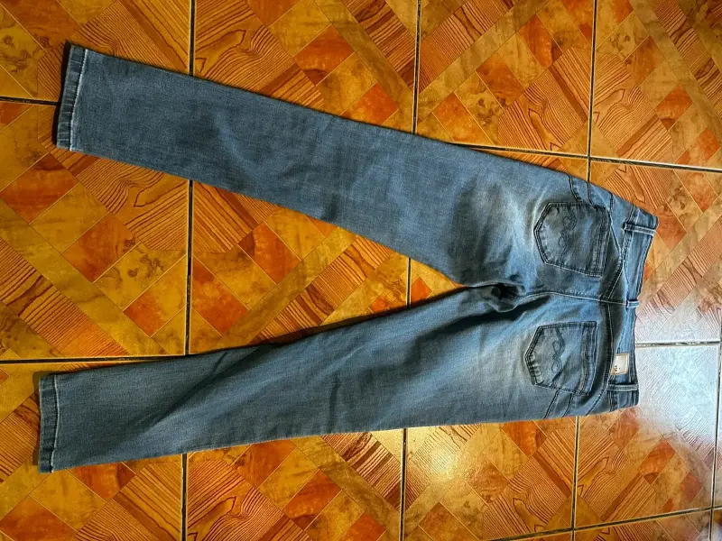 Jeans de mezclilla azul y gris para mujer - 6