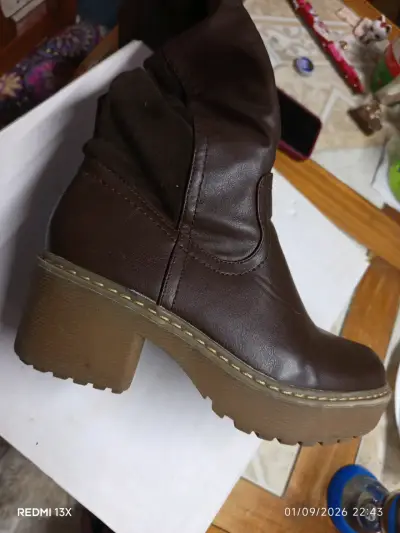 Botas de cuero marrón con tacón alto - miniatura 1