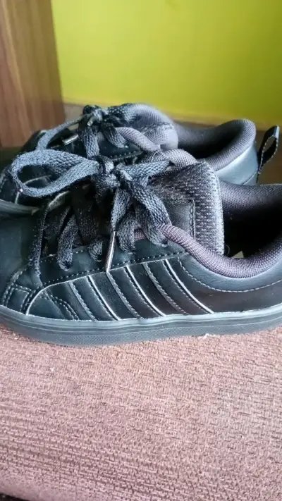 Zapatillas negras Adidas para niños talla 29 - miniatura 2