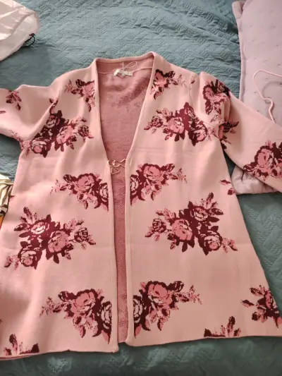 Cardigan rosa con diseño floral - miniatura 1