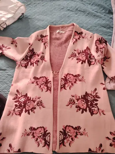 Cardigan rosa con diseño floral - miniatura 2