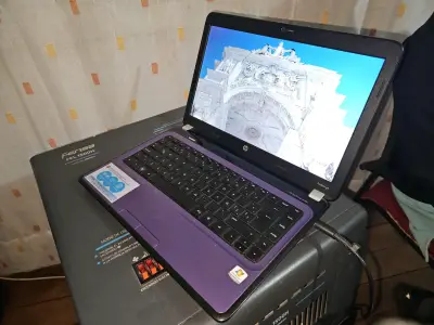 Notebook HP Pavilion g4 con diseño morado - miniatura 2